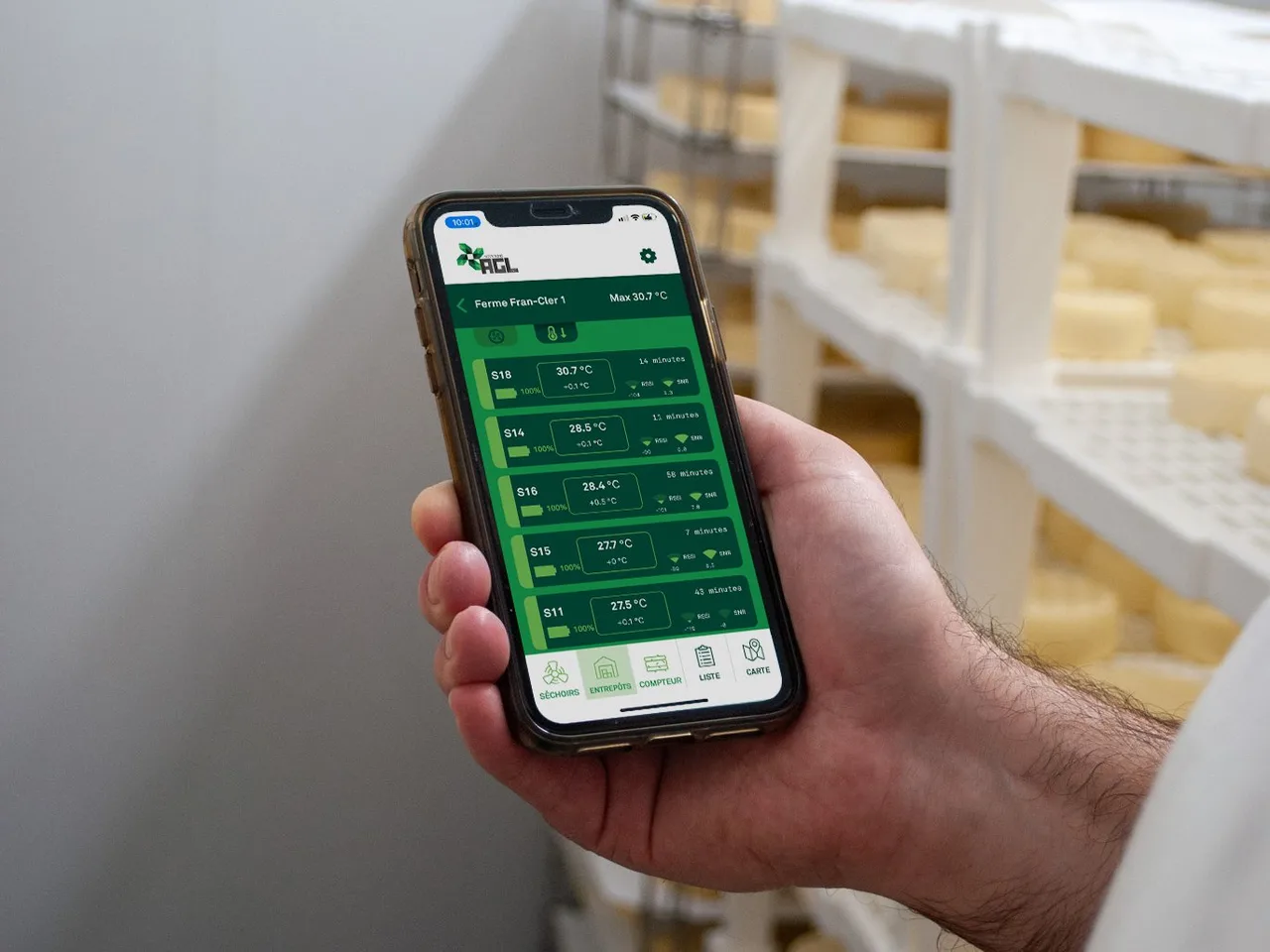 L’application AGL 360 sur un téléphone dans une salle d’affinage de fromage.